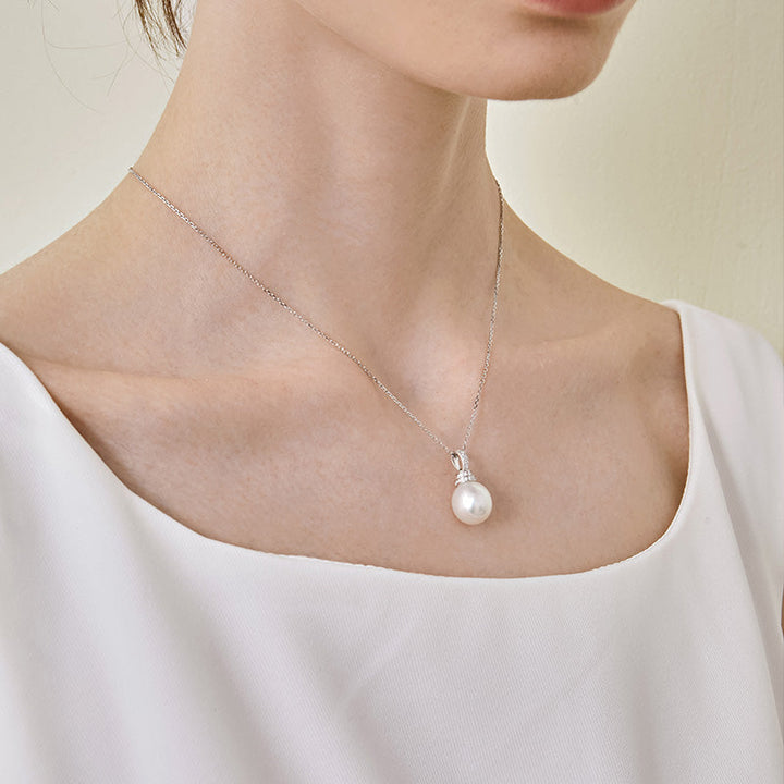Teardrop-shaped South Sea Pearl 18K Gold Diamonds Haute Jewelry Elegant Necklace