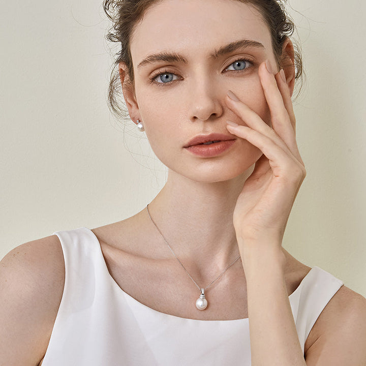 Teardrop-shaped South Sea Pearl 18K Gold Diamonds Haute Jewelry Elegant Necklace