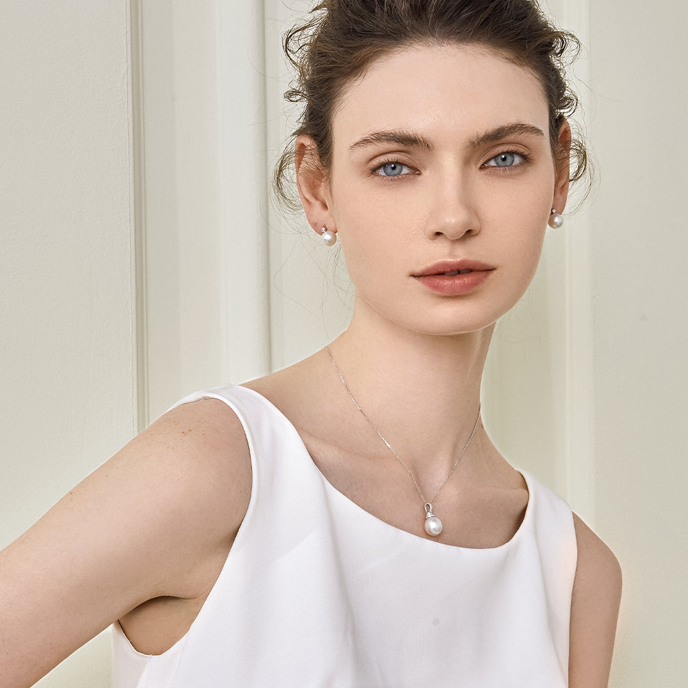 Teardrop-shaped South Sea Pearl 18K Gold Diamonds Haute Jewelry Elegant Necklace