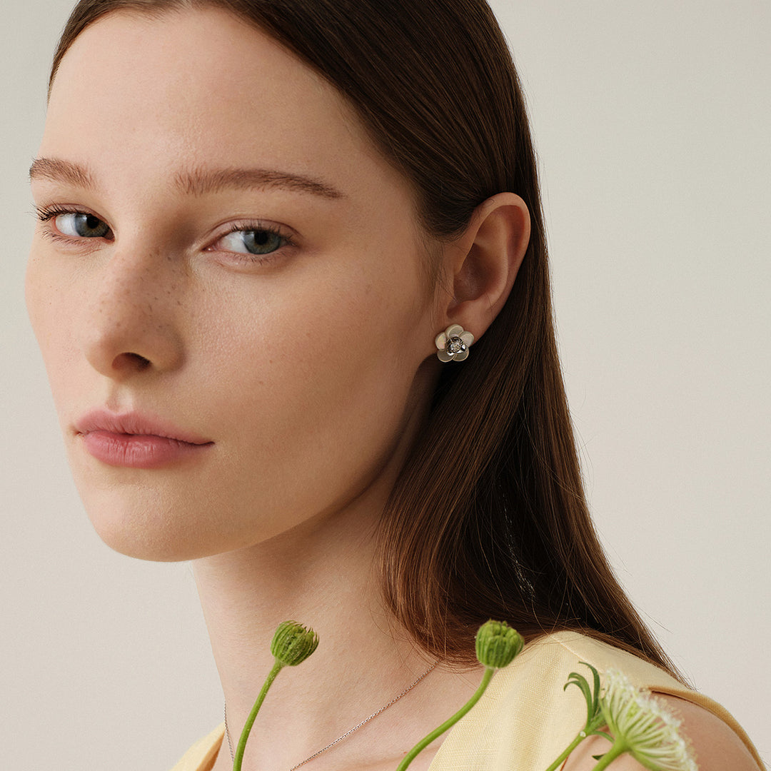 Mother-of-pearl 9K White Gold Lab-Grown Diamond Gardenia Stud Earrings