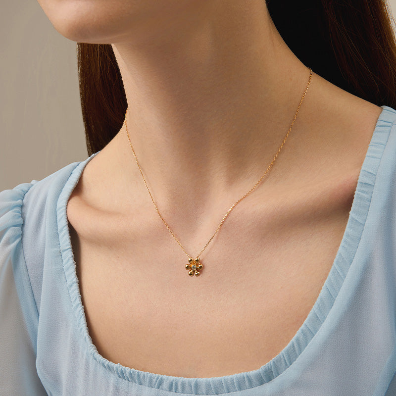 18K Gold Diamond Flower Core Dainty Necklace