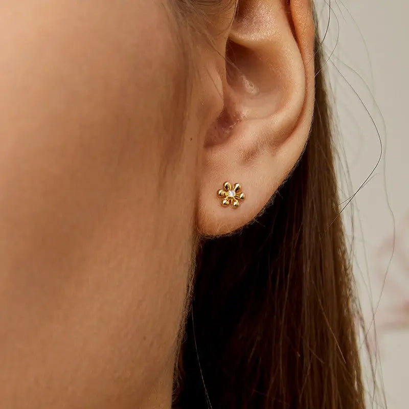 18K Gold Flower Diamonds Ear Studs