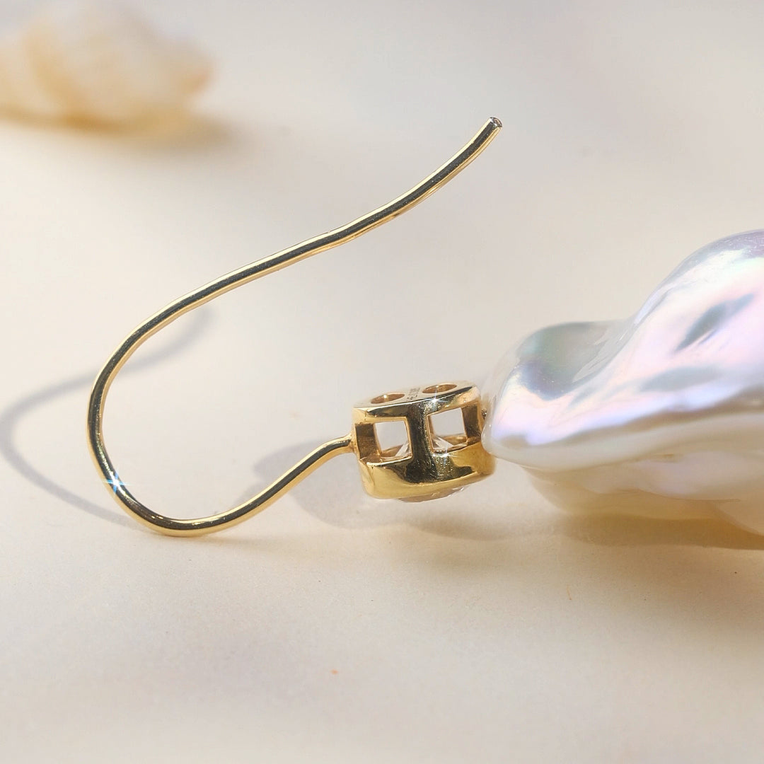 Wonder Collection baroque pearl earrings in 18K gold vermeil, detail view | HELAS