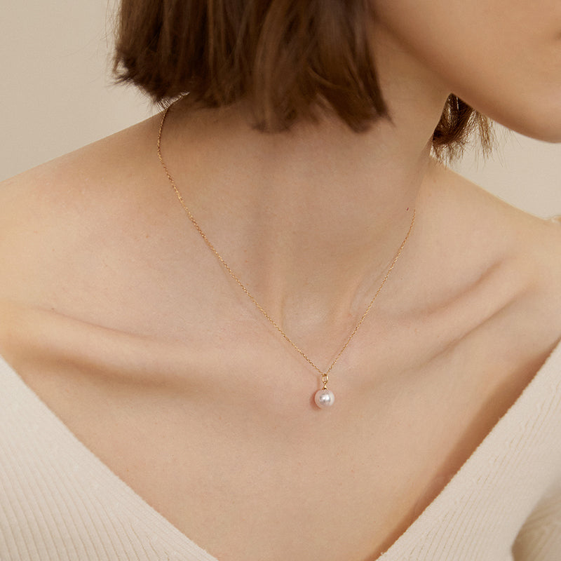 Saltwater pearl pendant necklace with 18K gold classic buckle clasp from Basic Collection, showcasing a lustrous pearl on a delicate chain.