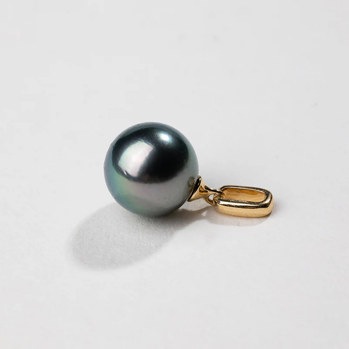 Saltwater pearl 18K gold classic buckle pendant necklace with elegant pearl and gold clasp from Basic Collection.