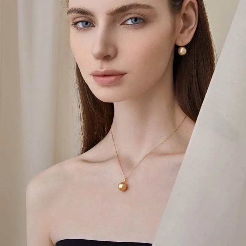 Saltwater pearl 18K gold classic buckle pendant necklace from Basic Collection, featuring a lustrous pearl and elegant gold clasp.