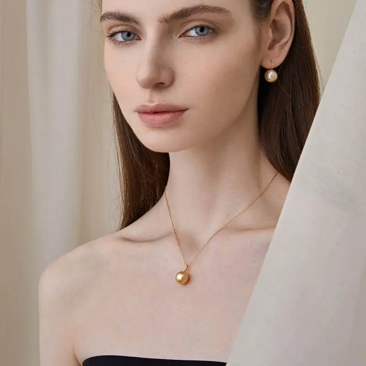 Saltwater pearl 18K gold classic buckle pendant necklace from Basic Collection, featuring a lustrous pearl and elegant gold clasp.