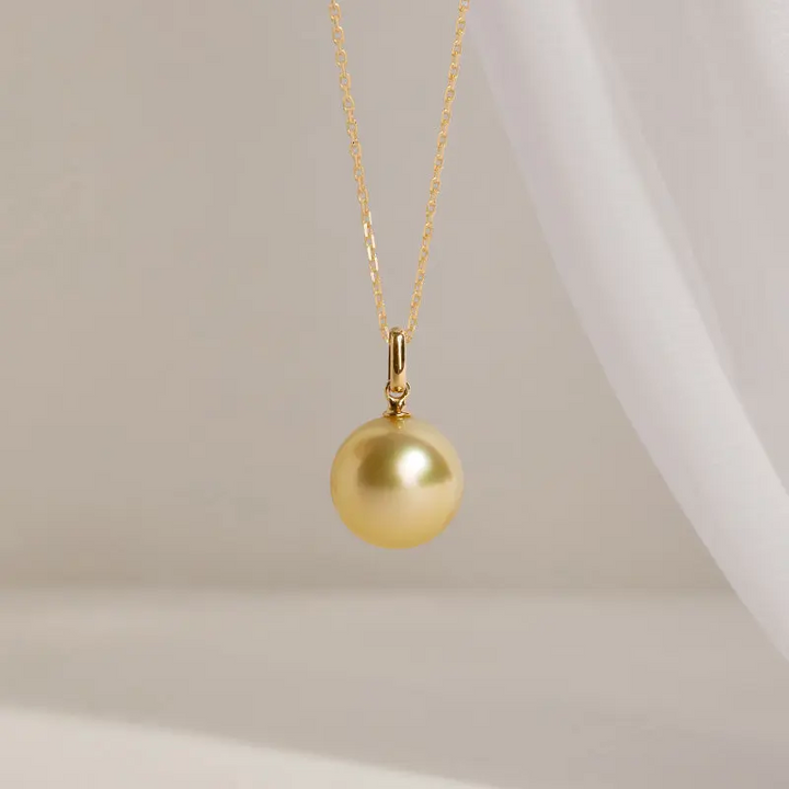 Saltwater pearl 18K gold classic buckle pendant necklace from Basic Collection featuring a elegant pearl and gold clasp.