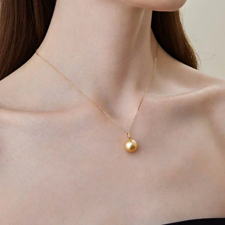 Saltwater pearl 18K gold classic buckle pendant necklace from Basic Collection, featuring a smooth pearl and gold clasp.