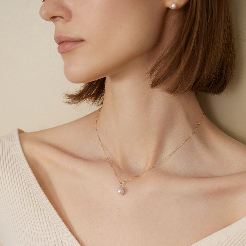 Saltwater pearl pendant necklace with 18K gold classic buckle clasp from Basic Collection, featuring a lustrous pearl on a delicate chain.