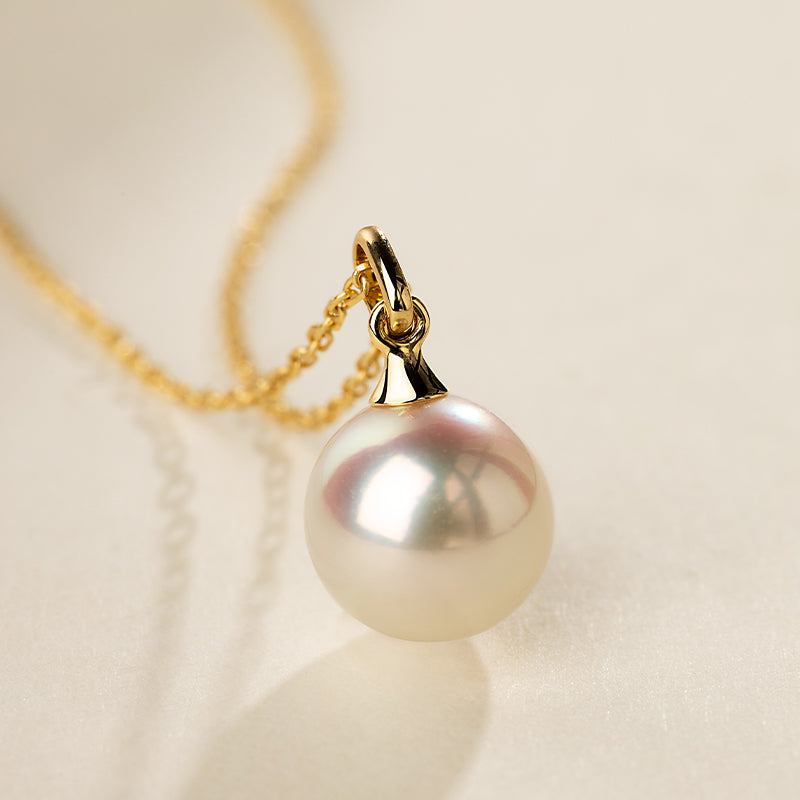Saltwater pearl 18K gold classic buckle pendant necklace from Basic Collection, featuring a lustrous pearl and elegant gold clasp.