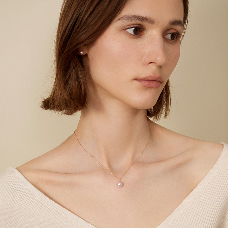Saltwater pearl 18K gold buckle pendant necklace from Basic Collection, featuring a classic pearl pendant on a delicate chain.