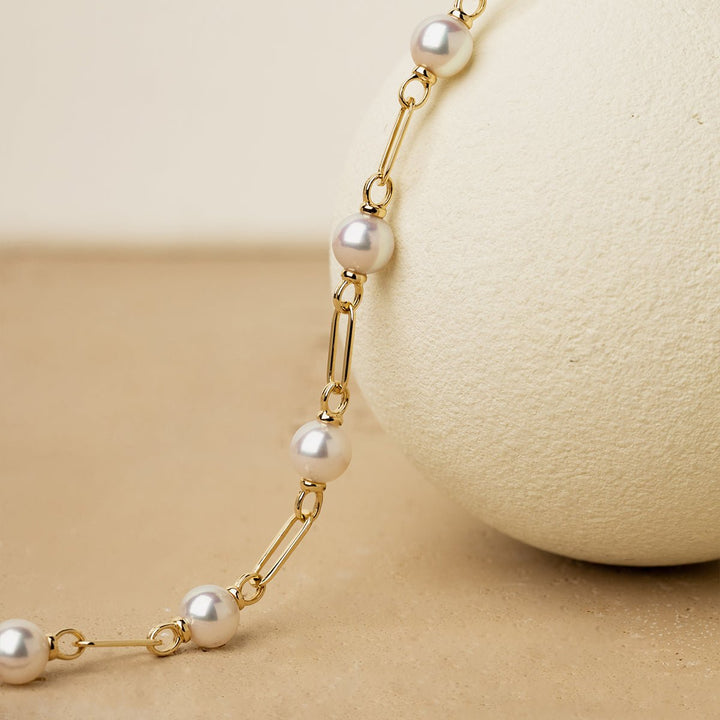 Detail of alternating AAAAA freshwater pearls and gold vermeil paperclip chain links on 925 sterling silver Harmonia bracelet