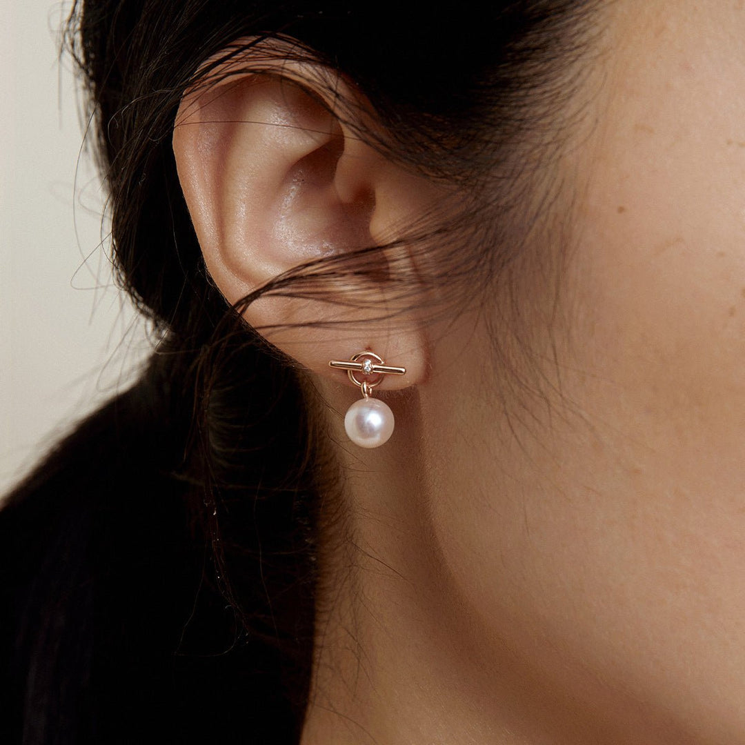 Model wearing freshwater AAAAA pearl rose gold vermeil parallel clasp drop earring, close-up front view
