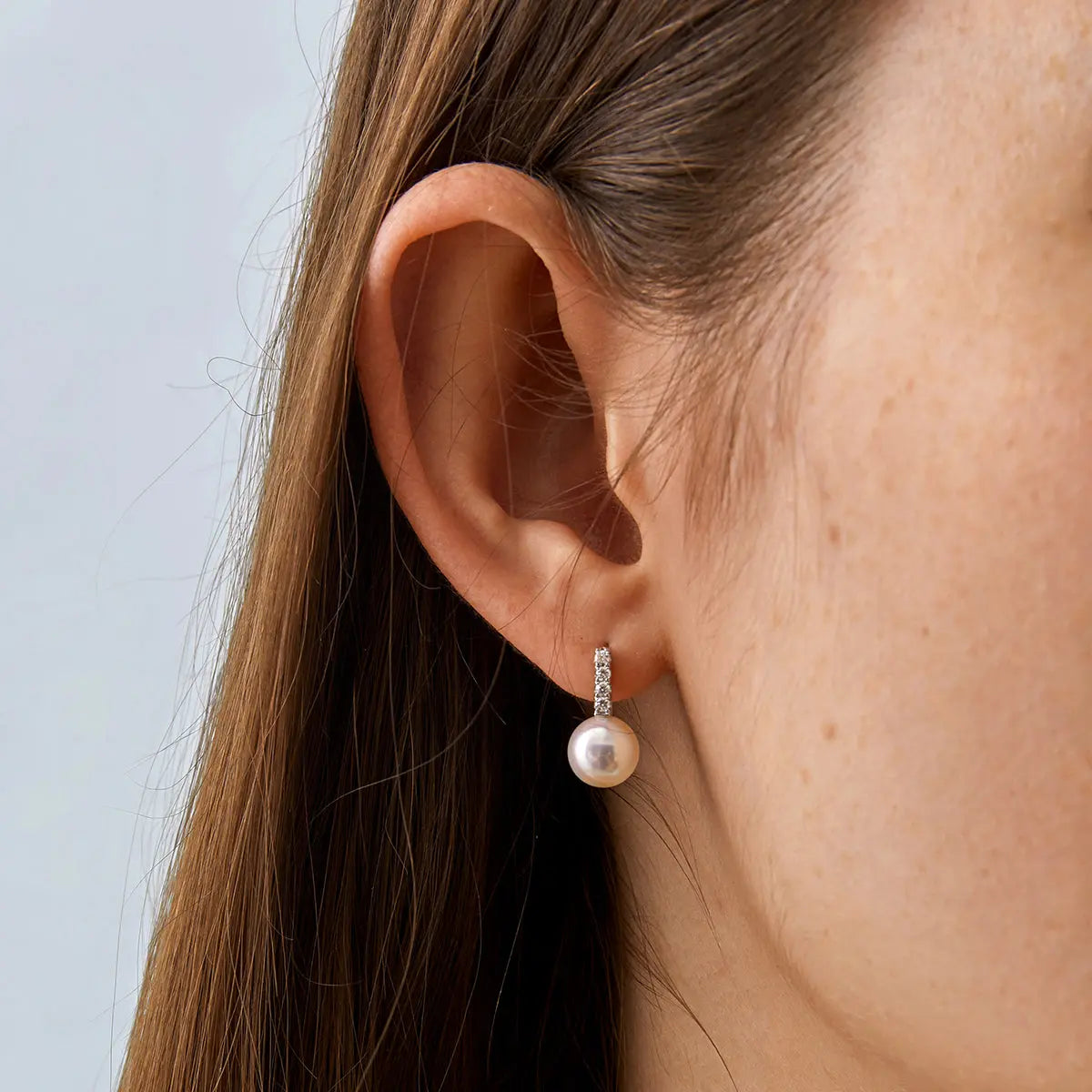 Akoya saltwater pearl and diamond earrings in 18K white gold from Melody Collection, featuring elegant semibreve design.