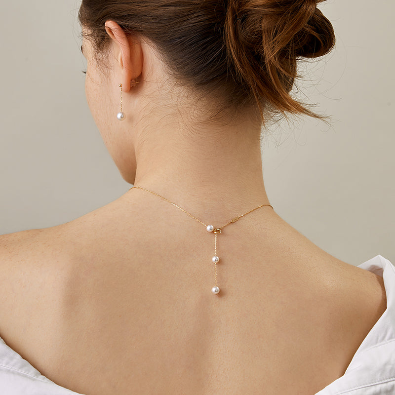 Akoya pearl smile necklace by Mermaid's Tear Collection featuring 18K gold chain and a radiant pearl pendant.