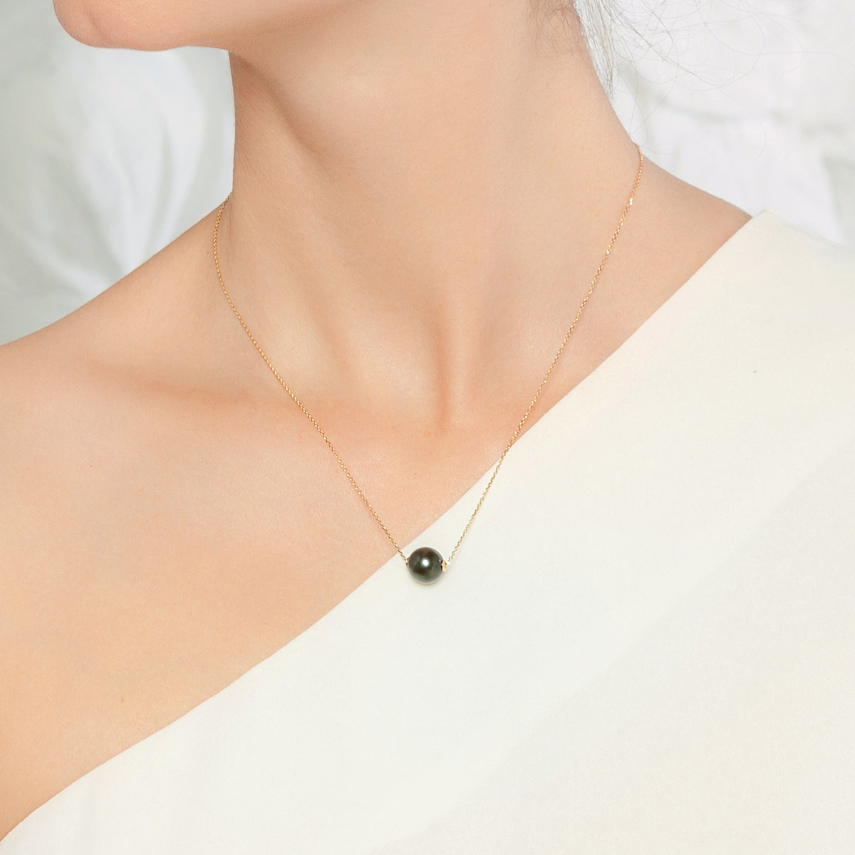 Tahitian pearl round pendant necklace featuring an 18K gold chain from Mystery Collection, showcasing a lustrous black pearl.