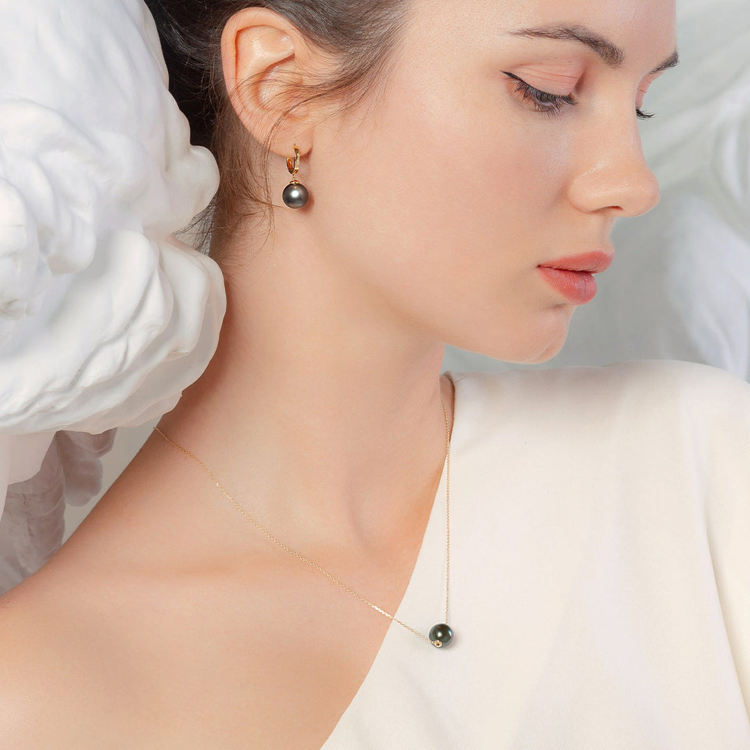 Tahitian pearl 18K gold round pendant necklace from Mystery Collection, featuring a lustrous black pearl on a delicate gold chain.