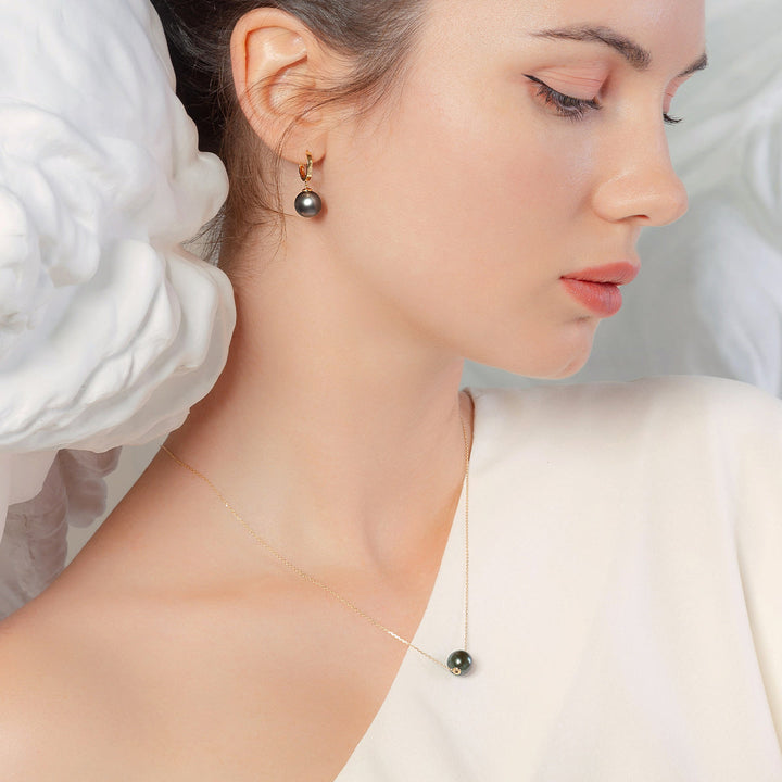 Tahitian pearl 18K gold round pendant necklace from Mystery Collection, featuring a lustrous black pearl on a delicate gold chain.