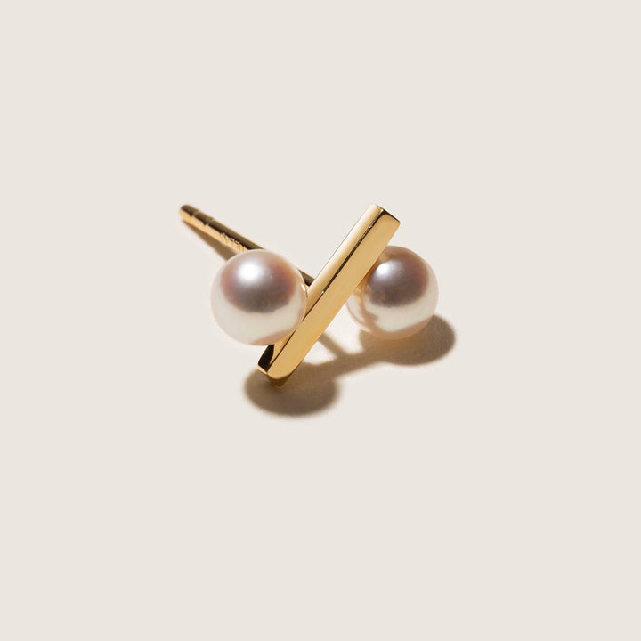 Single freshwater pearl gold vermeil percent bar stud earring, angled close-up detail