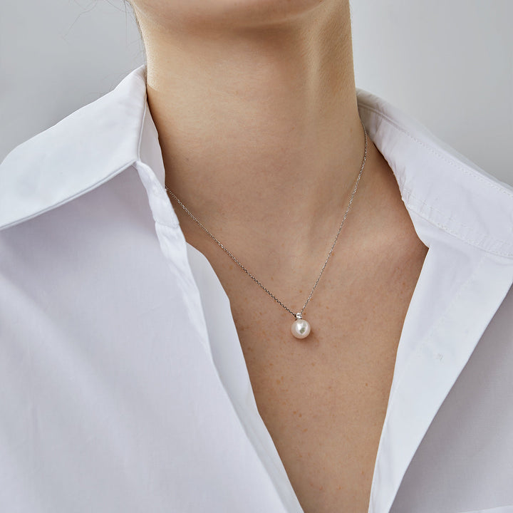 Premier Akoya pearl and diamond necklace in 18K gold from Possibility Collection, featuring a luminous pearl centerpiece and sparkling diamonds.