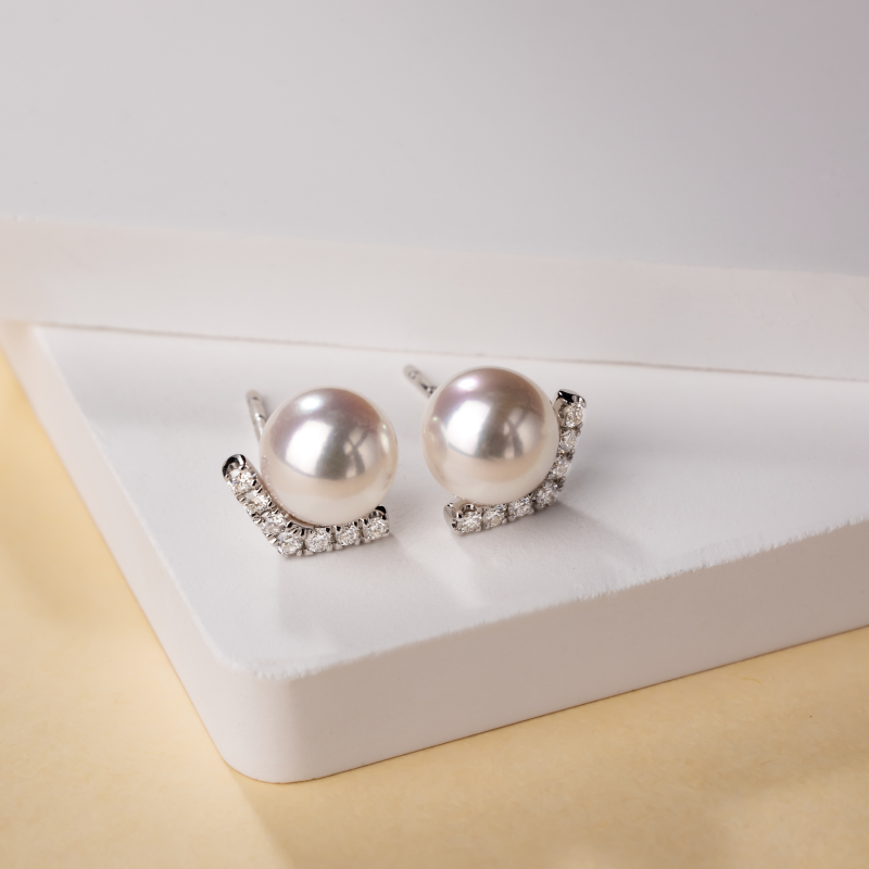 Reflection Collection Akoya Pearl and diamond V-shape earrings in 18K white gold, featuring elegant pearl and sparkling diamonds.