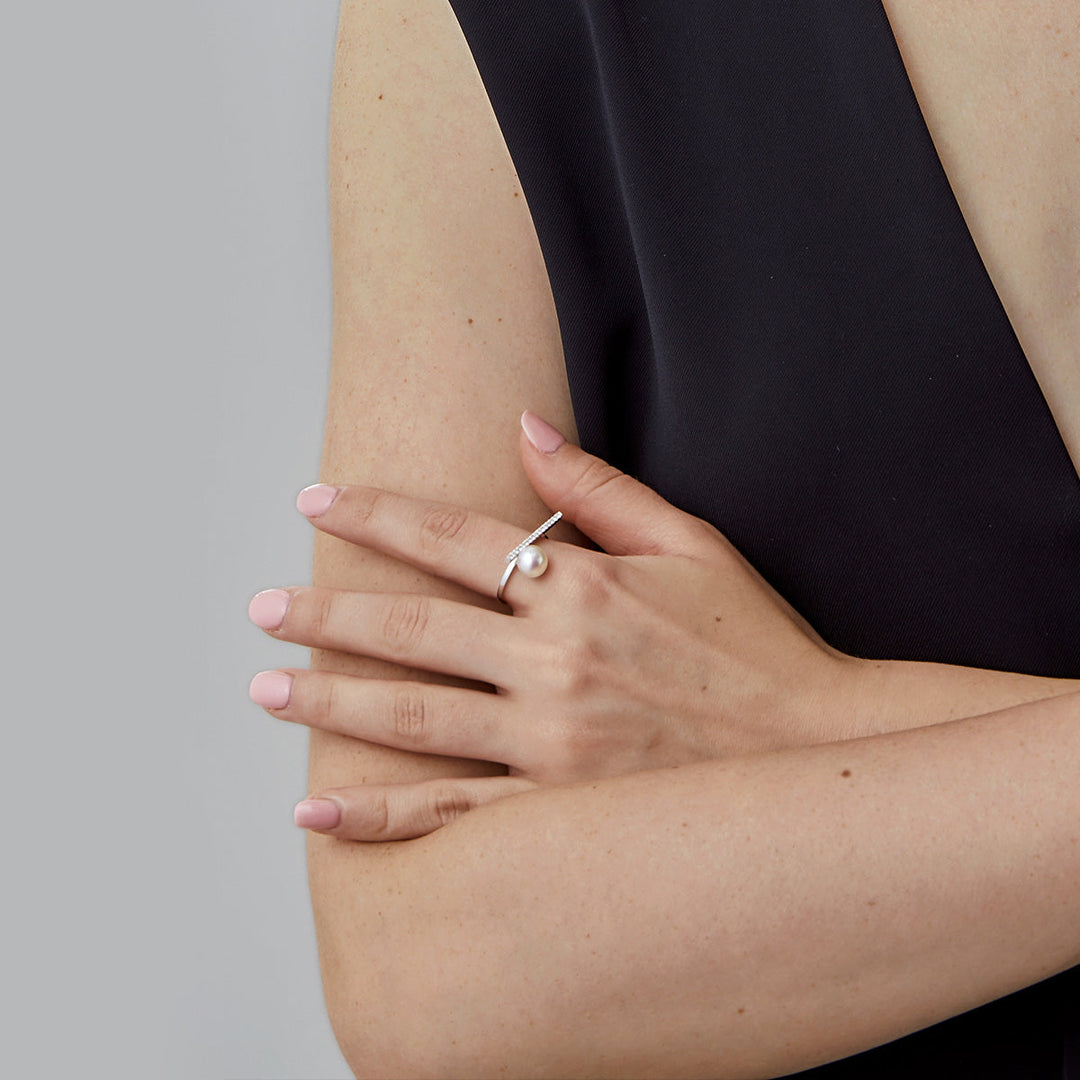 Akoya pearl and moon diamond ring in 18K white gold from Reflection Collection, featuring a luminous pearl and sparkling diamonds.