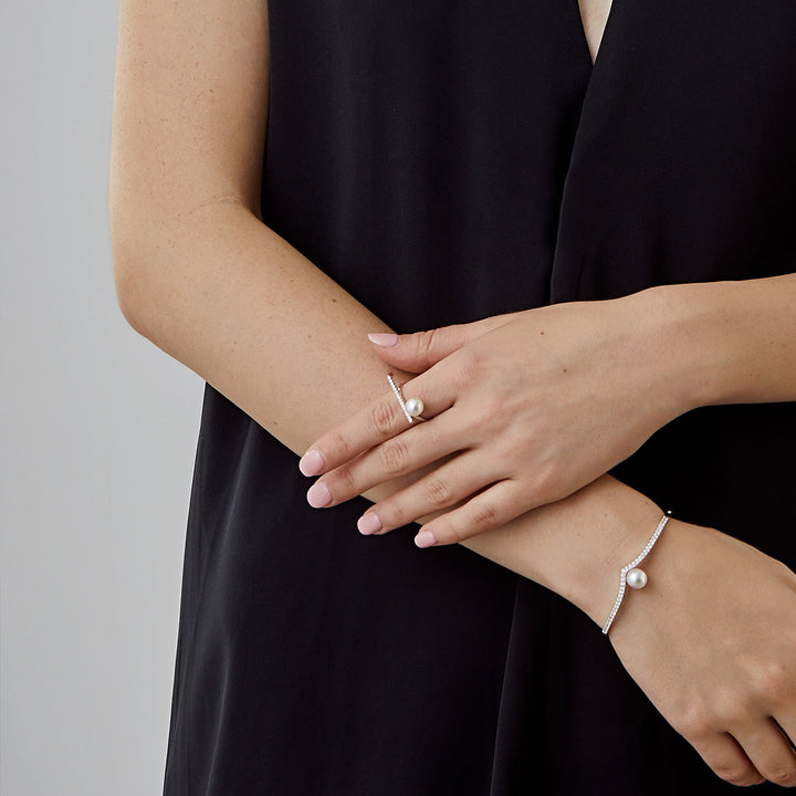 Akoya pearl 18K white gold moon diamond ring from Reflection Collection, featuring a lustrous pearl and sparkling diamonds.